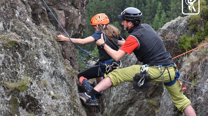 Ein Kind klettert unter Anleitung am Felsenam Felsen | © erfurt-alpin